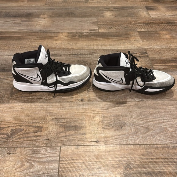 Nike Kyrie Basketball Shoes Black and White Mens Size 10.5 - Picture 3 of 7